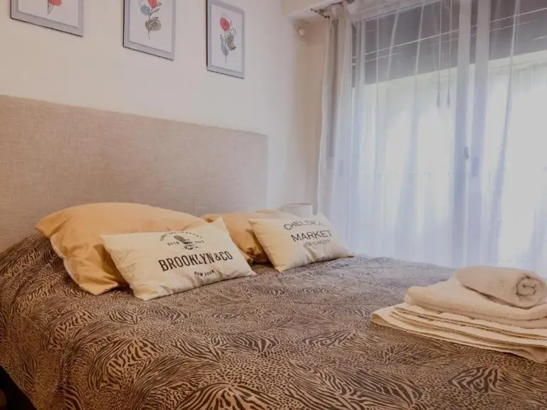 Teatros sobre Calle Corrientes – Comodo apartamento para 2 personas en la avenida de los teatros, a metros del Obelisco y el centro de la ciudadPaseo La Plaza – Departamento en Av. Corrientes – Rodeado de teatros